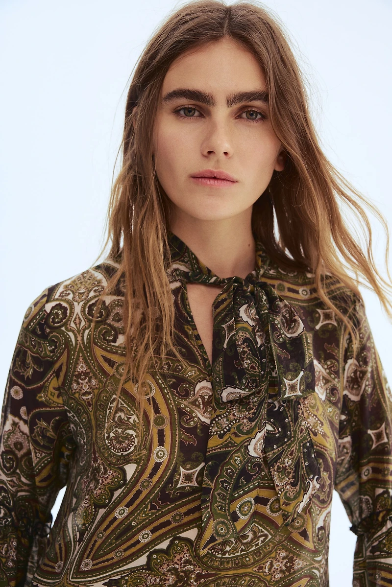 Robe avec col lavallière