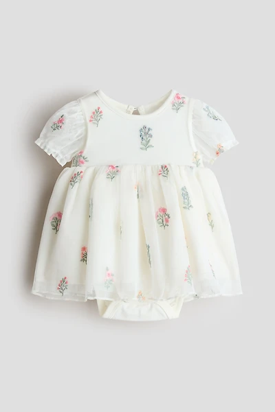 Robe cache-couche en tulle brodé