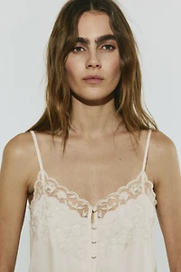 Haut en viscose avec détails brodés