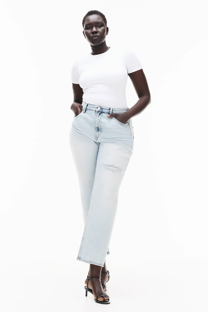 Jean taille haute à la cheville et près du corps