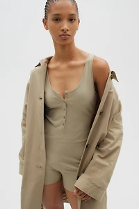 Combinaison avec patte de boutonnage