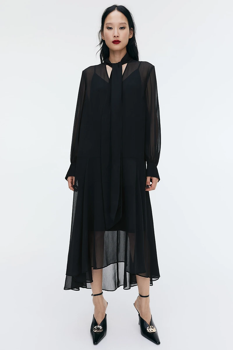 Robe vaporeuse avec col lavallière