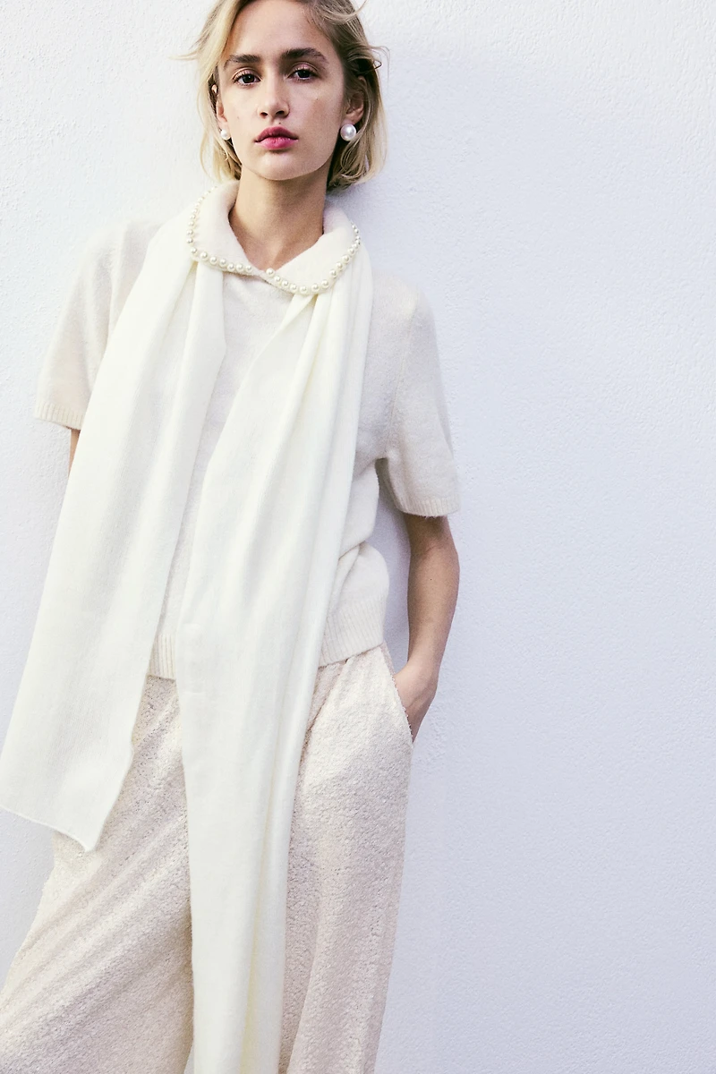 Haut en tricot avec col orné de perles fantaisie