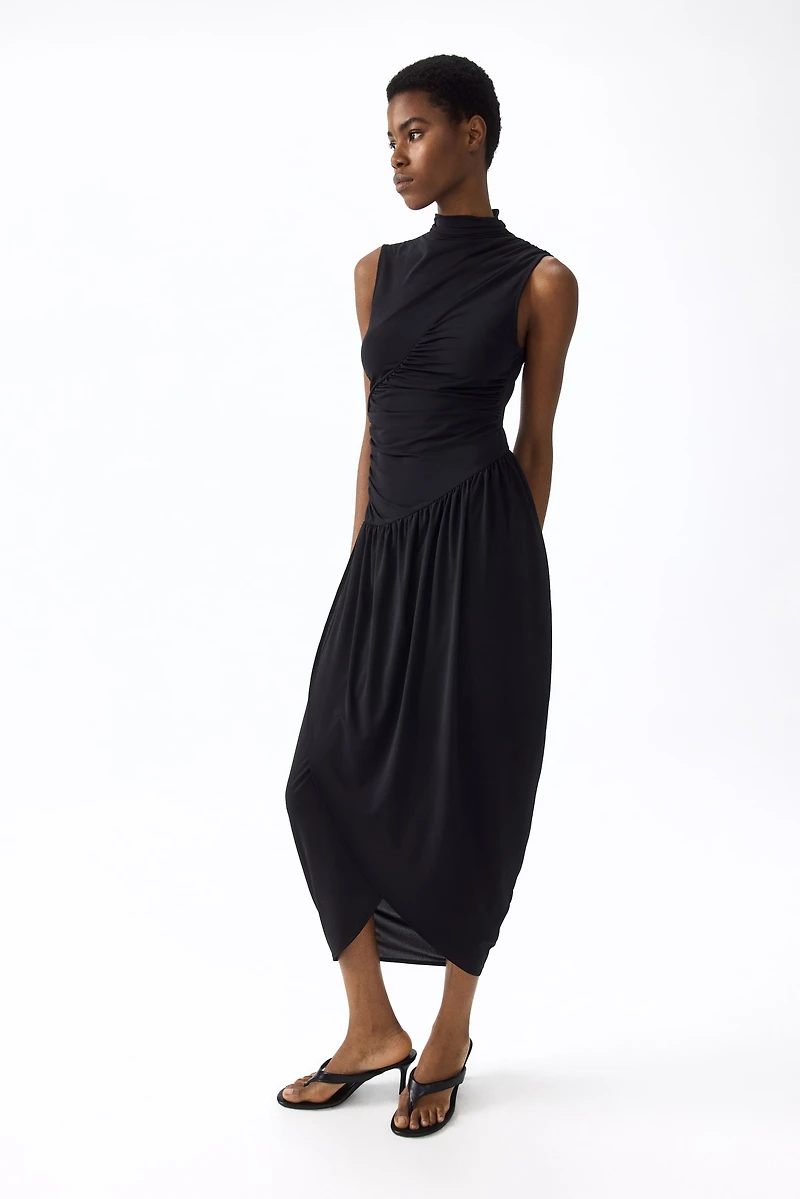 Robe à effet drapé avec col cheminée