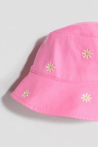 Chapeau brodé