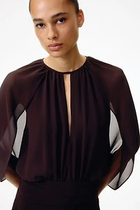Robe en mousseline avec détail d’aspect cape