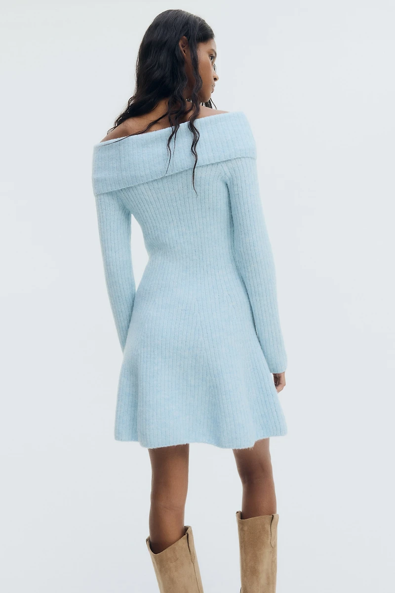 Robe épaules nues en tricot côtelé