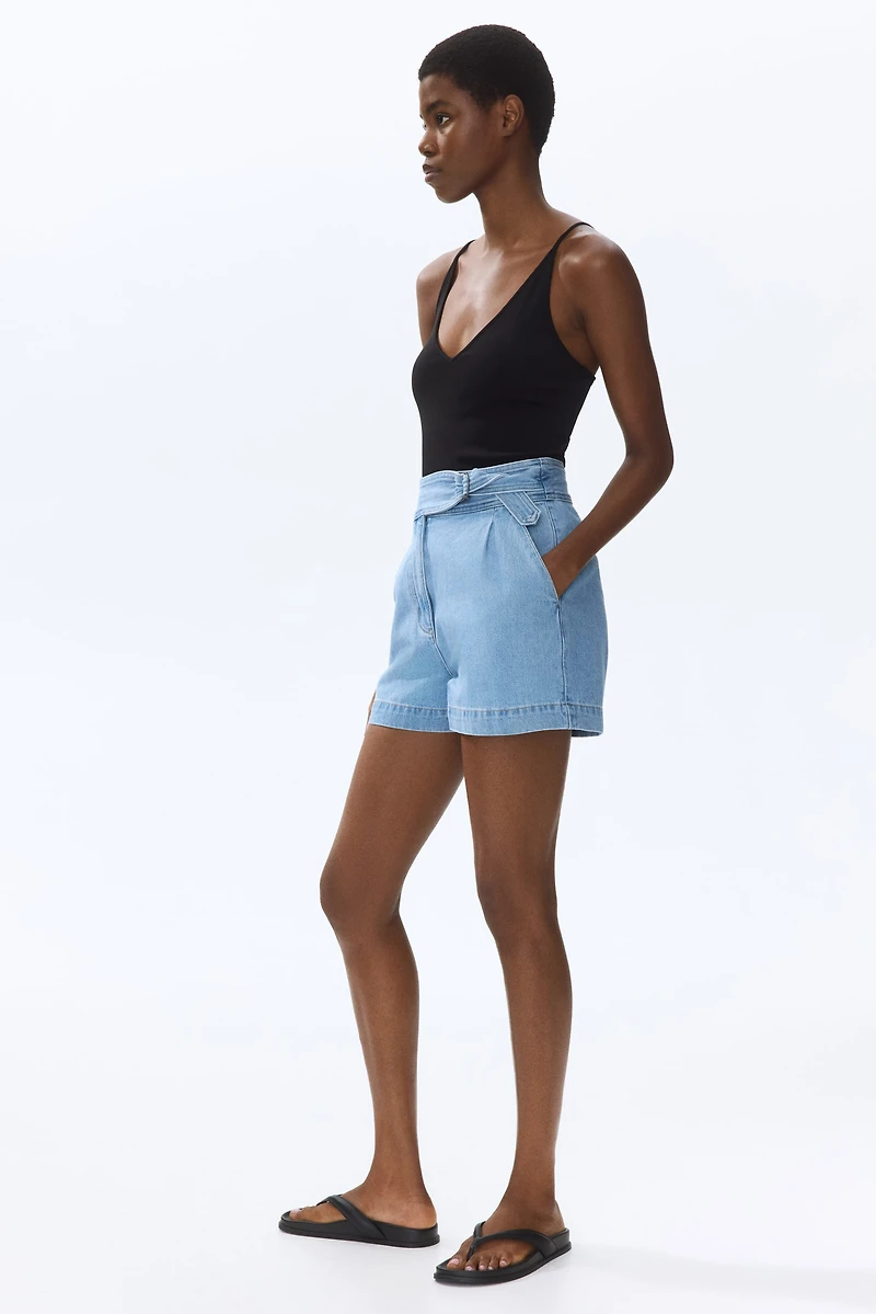 Short en denim avec ceinture