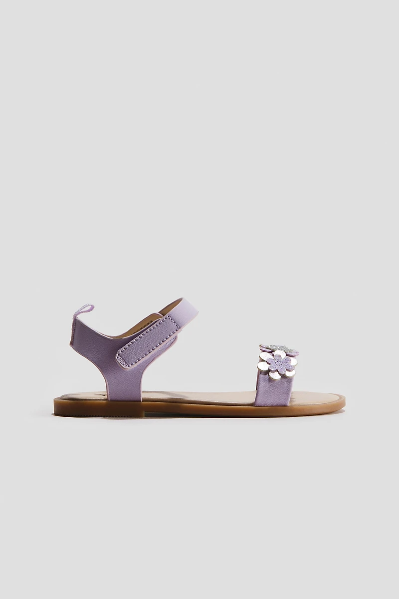 Sandales avec appliqués et bride de cheville