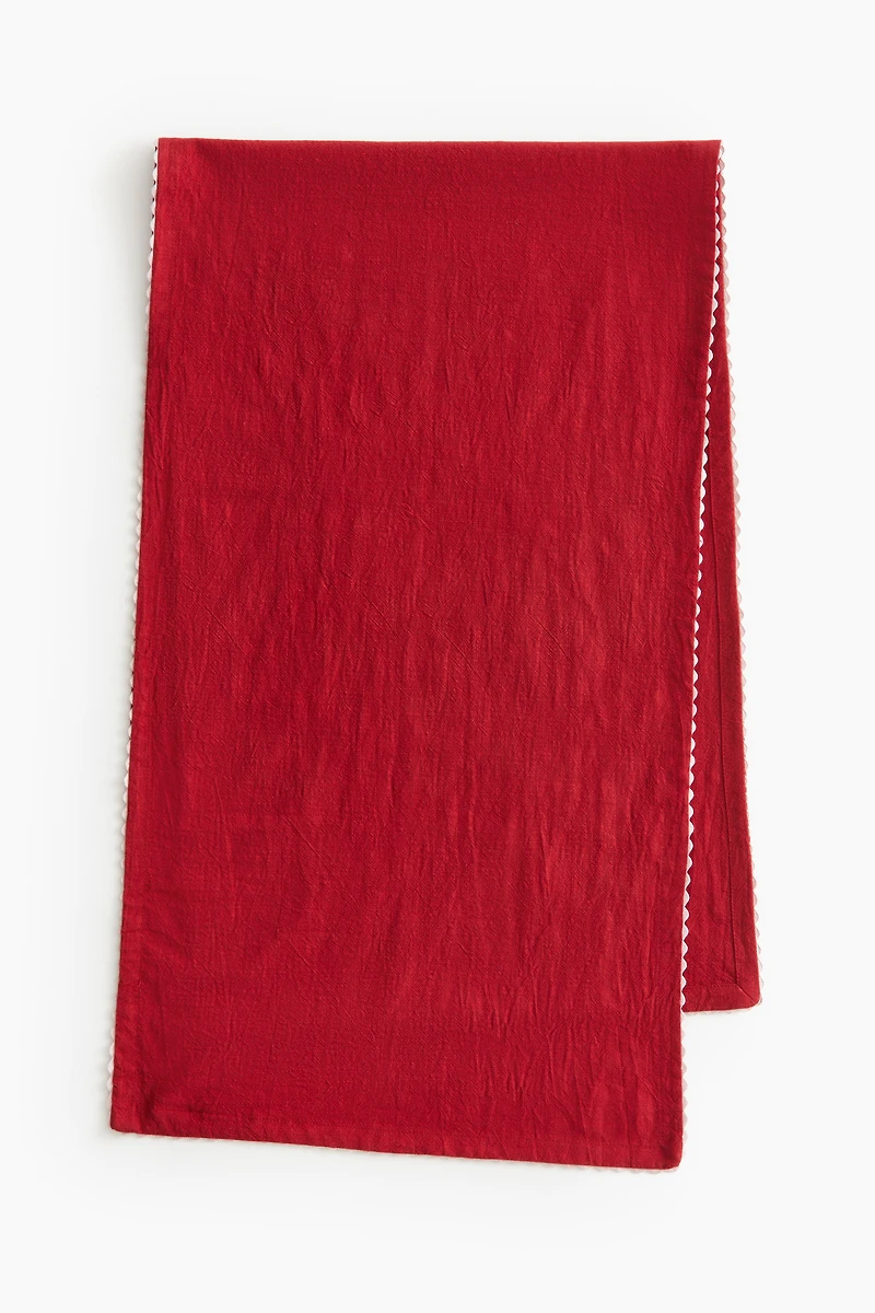 Chemin de table à bords festonnés