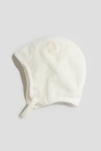 Bonnet béguin en peluche avec oreilles appliquées