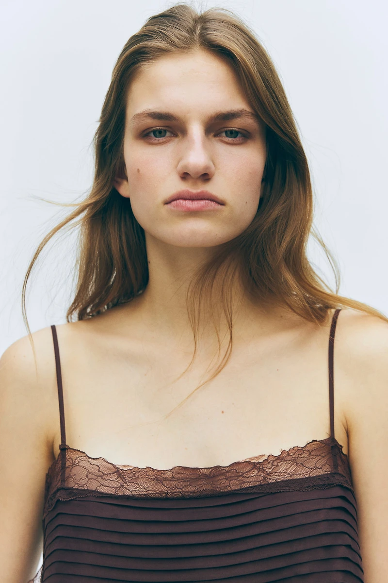 Haut à bretelles fines avec dentelle