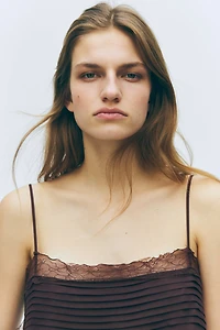 Haut à bretelles fines avec dentelle