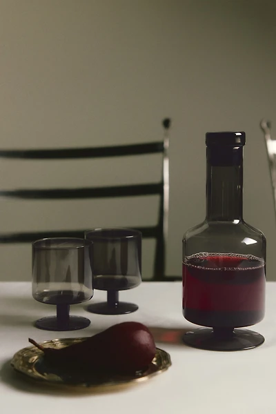 Carafe à vin sur pied