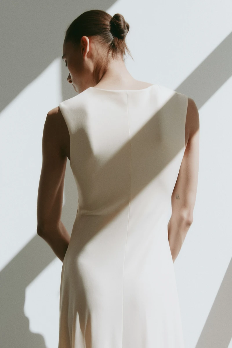 Robe asymétrique avec détail torsadé