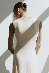 Robe asymétrique avec détail torsadé