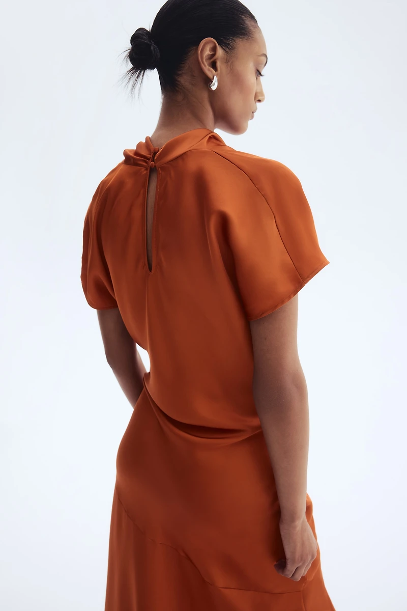 Robe en satin avec encolure bénitier