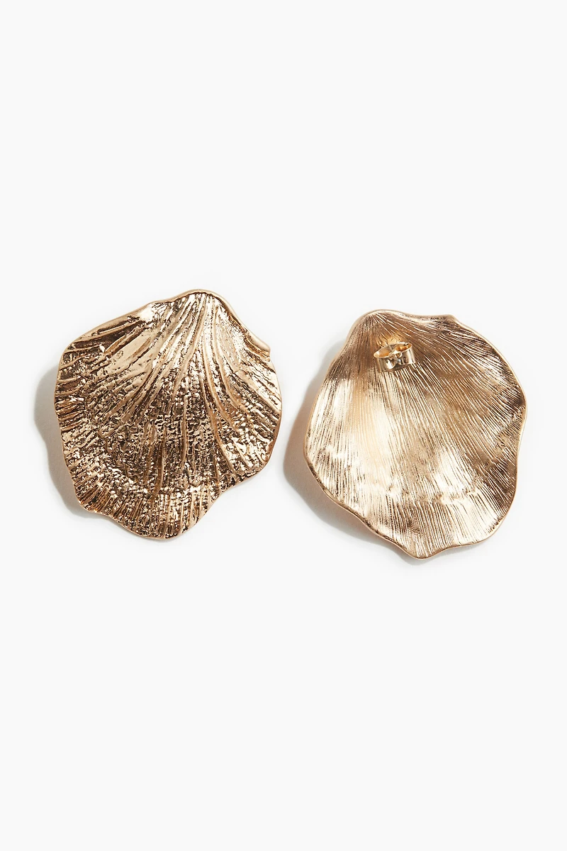 Seashell-shaped earrings
