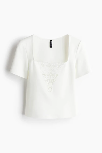 Haut avec détail en broderie anglaise