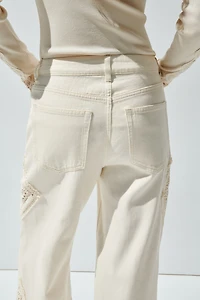 Pantalon avec détails d'aspect crocheté