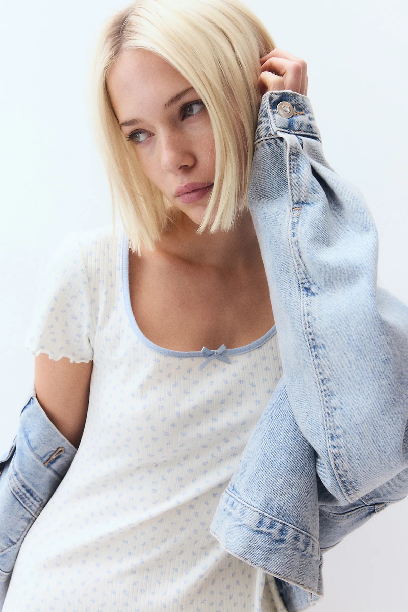 Robe à détails surjetés avec jupe évasée