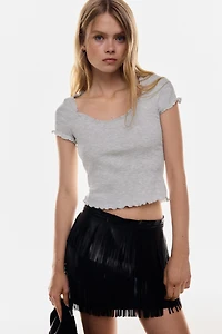 Haut bordé de dentelle