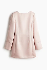 Robe en satin avec dos décolleté