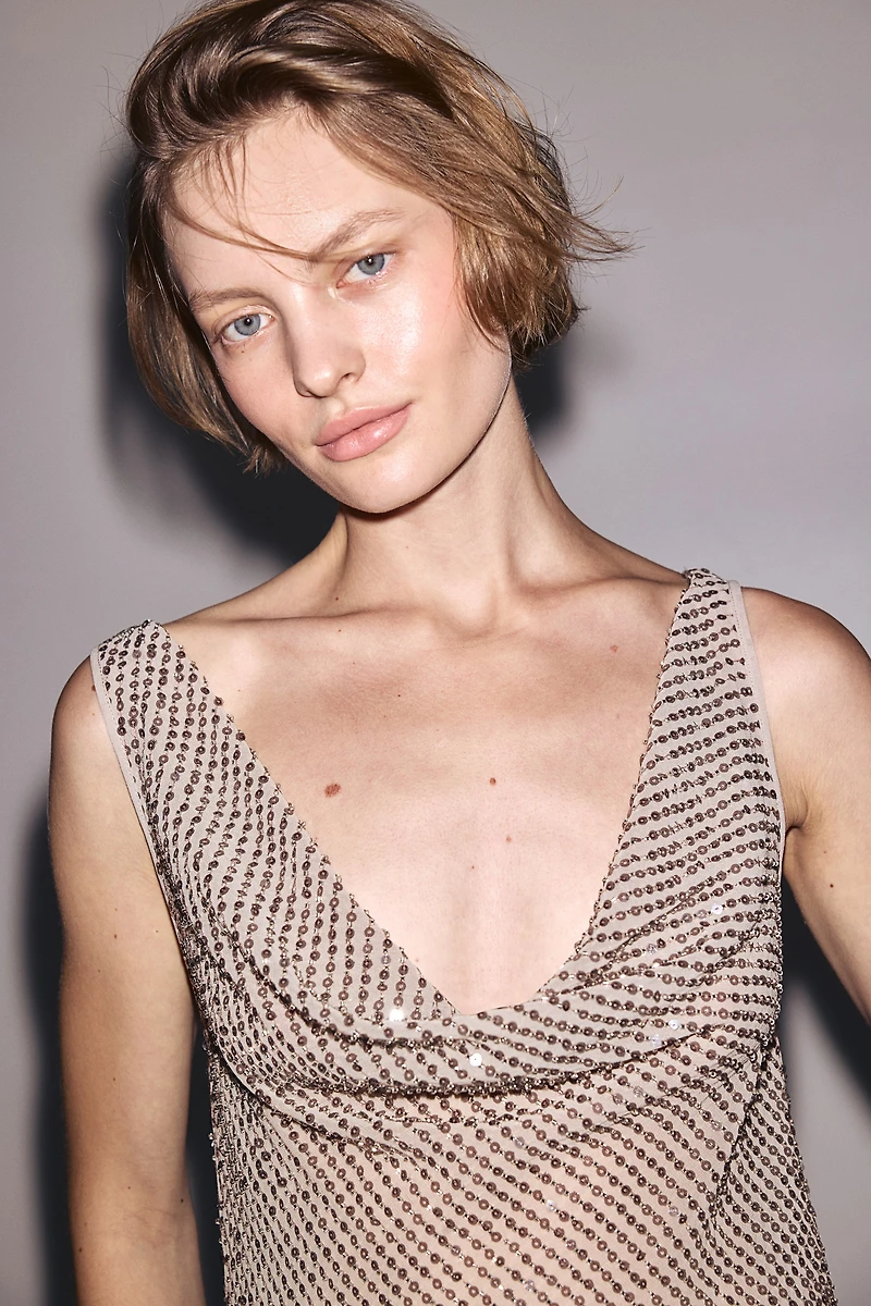 Robe à sequins avec encolure bénitier