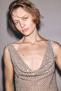 Robe à sequins avec encolure bénitier