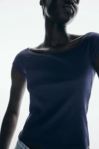 Haut à épaules dénudées