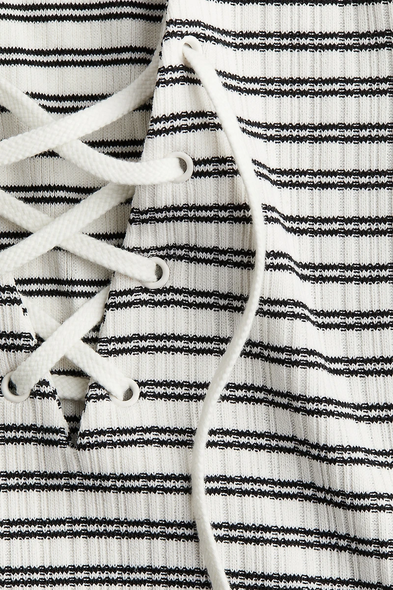 Robe moulante avec laçage