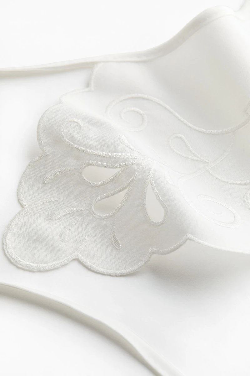 Eyelet-Embroidered Collar