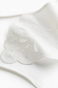 Eyelet-Embroidered Collar