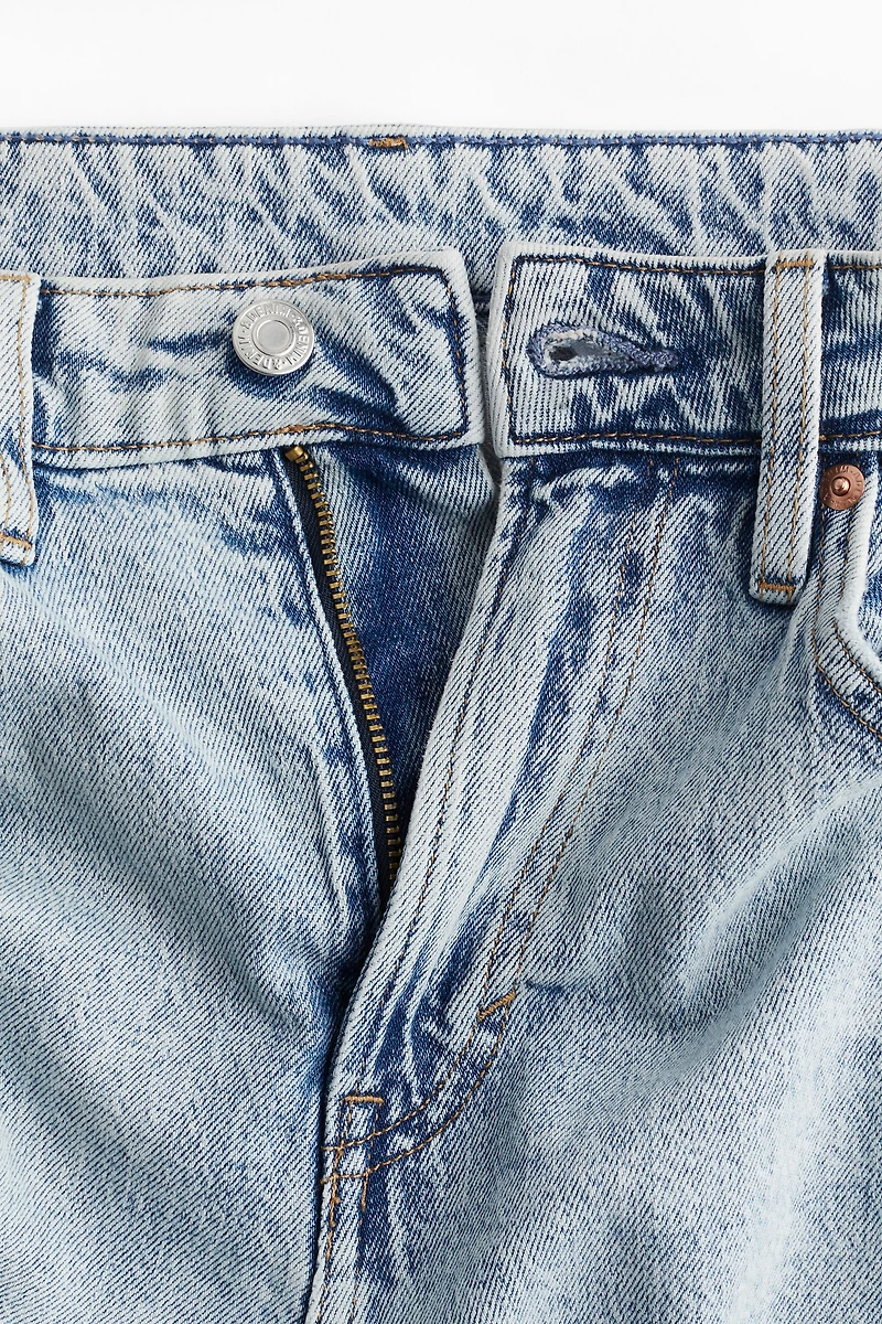 Jean taille haute à la cheville et près du corps