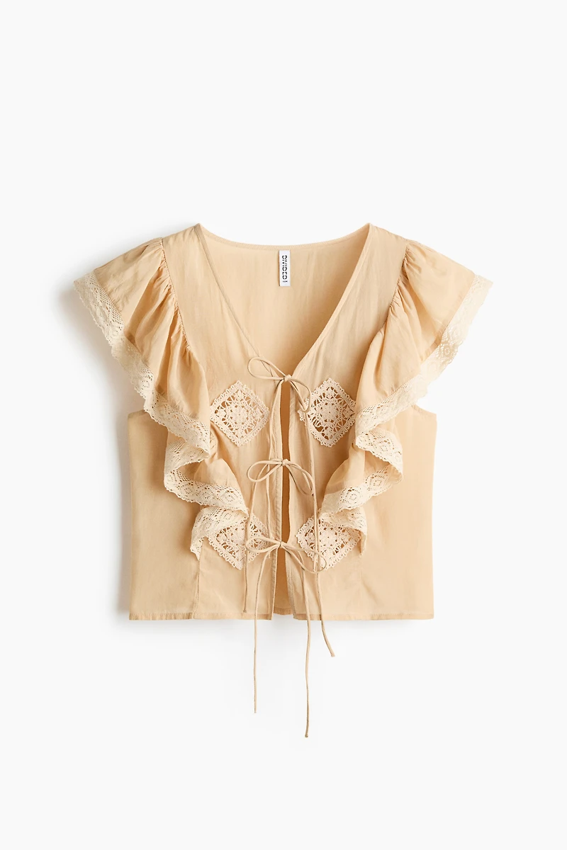 Blouse à volants avec dentelle