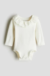 Maillot à col volanté
