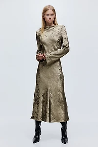 Robe en satin avec dos ouvert