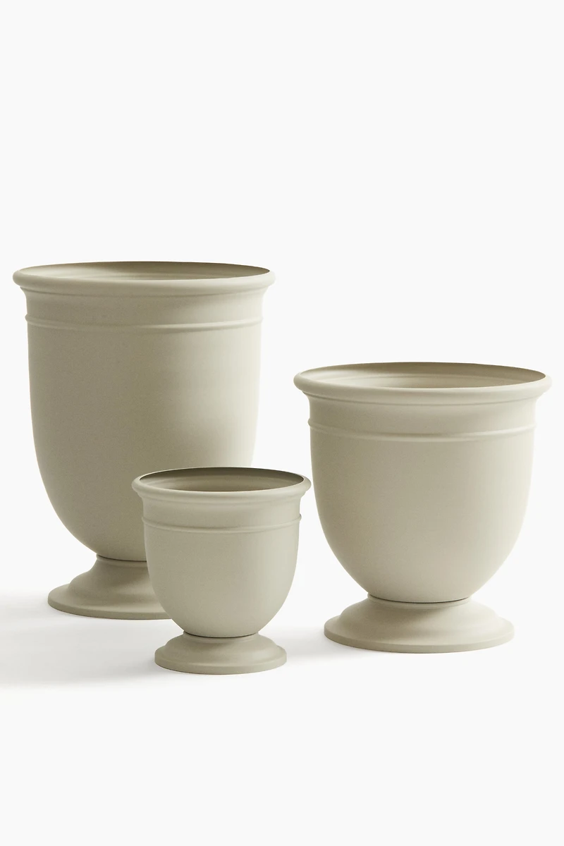 Grand pot de fleurs en métal