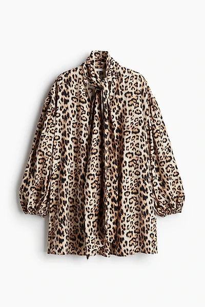 Mini robe avec col lavallière