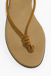 Sandales plates avec détail noué