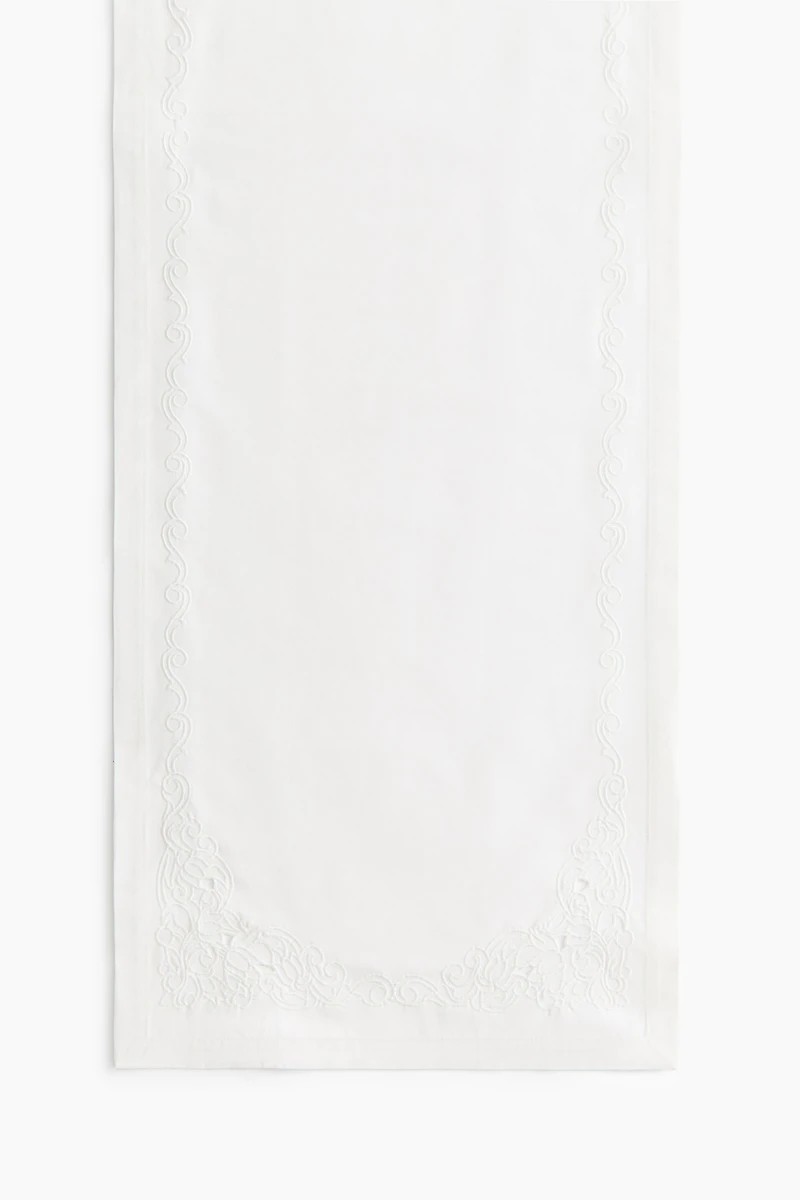 Chemin de table avec motif brodé