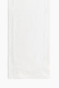 Chemin de table avec motif brodé