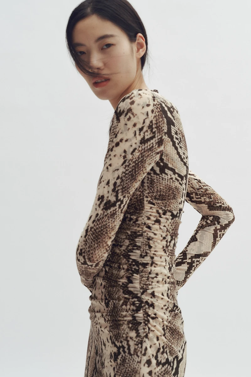 Robe en filet avec imprimé peau de serpent