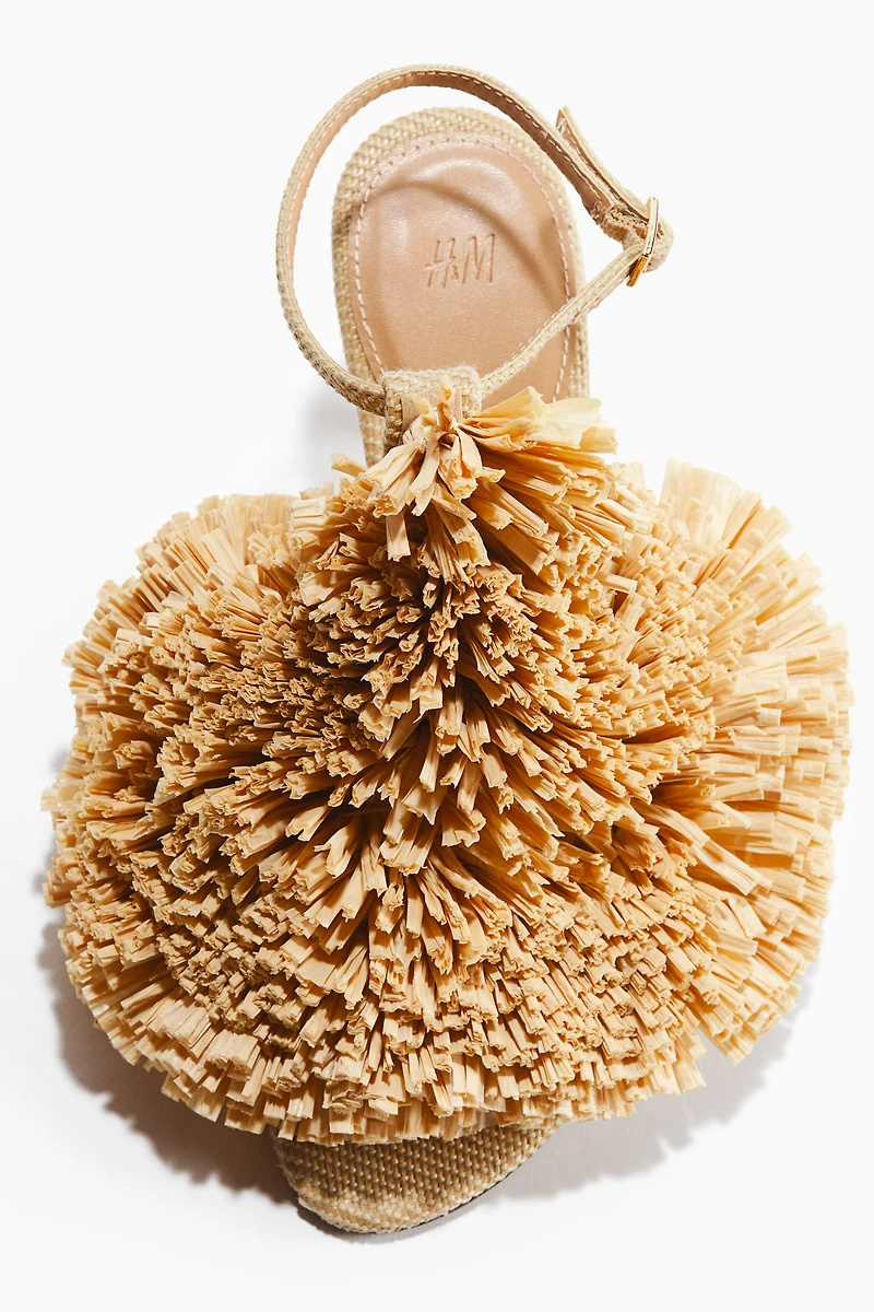 Sandales à talon avec pompon