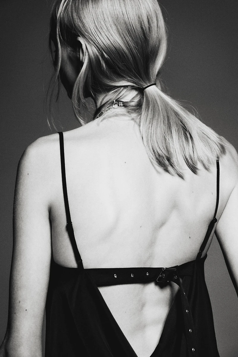 Robe à bretelles fines avec détail ceinture