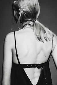 Robe à bretelles fines avec détail ceinture