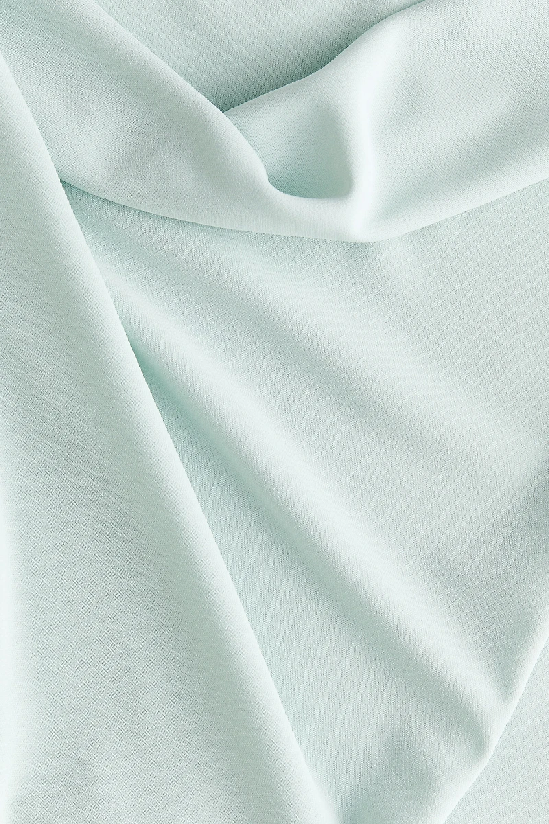 Robe asymétrique à encolure bénitier