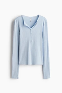 Haut côtelé avec encolure boutonnée