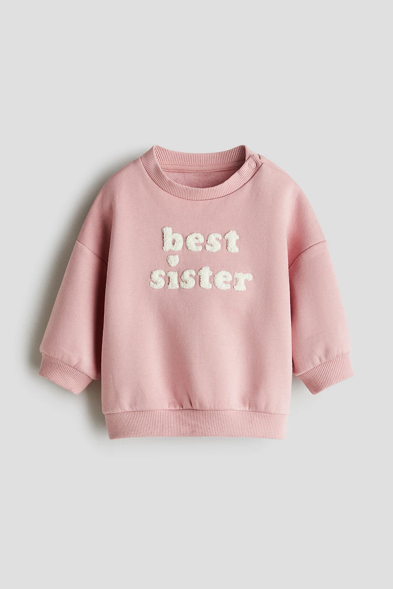 Chandail avec appliqués en tissu éponge