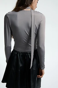 Haut avec détail façon écharpe